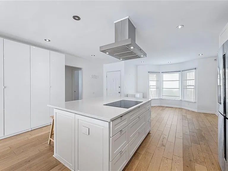 908 Lenox Hill Ct NE — Photo 4