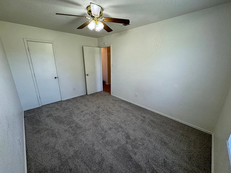 4600 Greyhound Dr — Photo 25