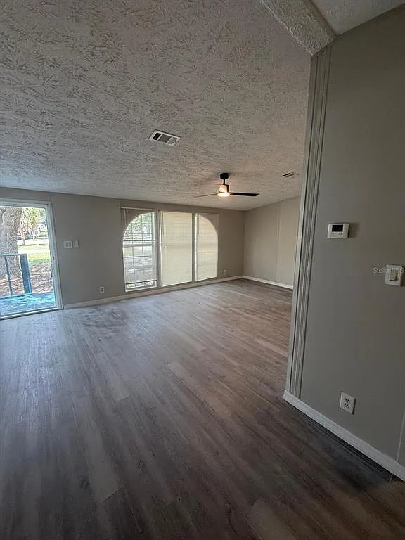 3 bed, 2.0 bath, 1404 sqft, $1,990 — Photo 4