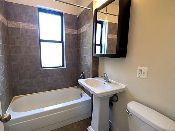4th image of 615 W Melrose St #1