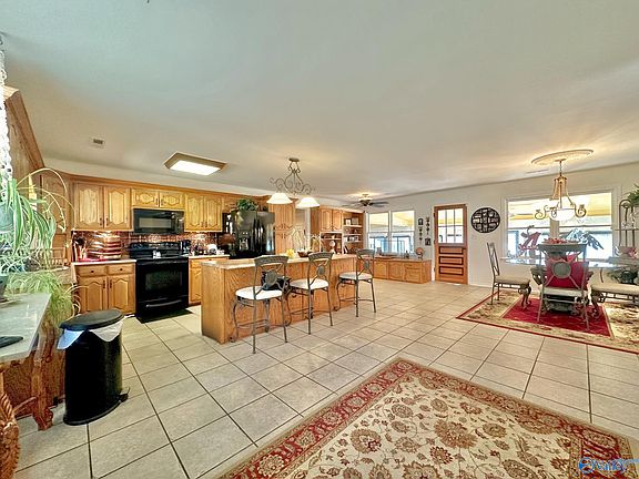 4th image of 145 Lakewood Dr E