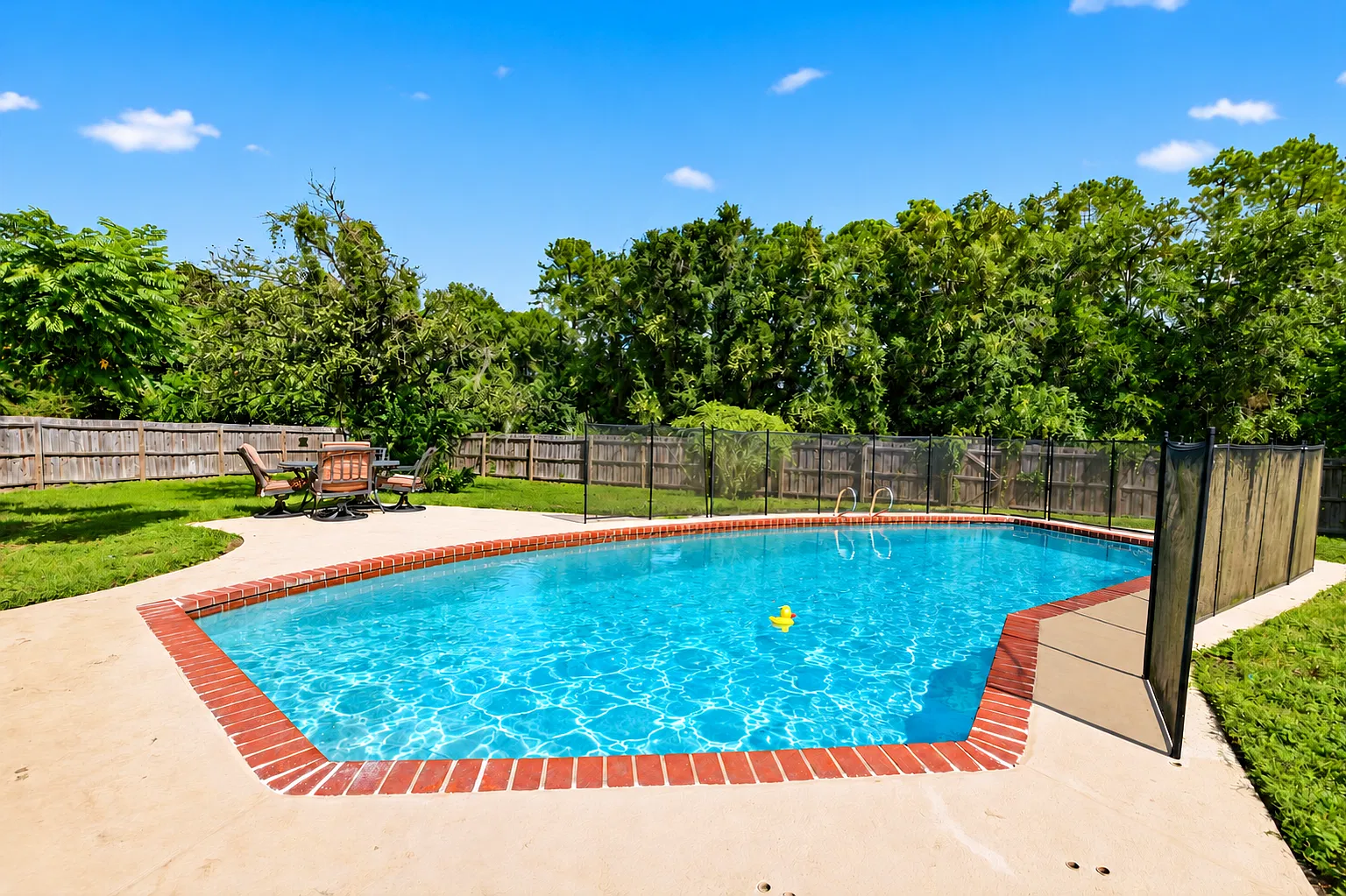 Beautiful 4 Bedroom 2 Bathroom with POOL — Photo 3