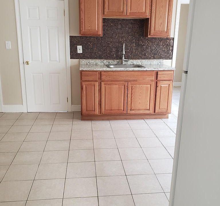1st image of 28 Henry St Floor 3