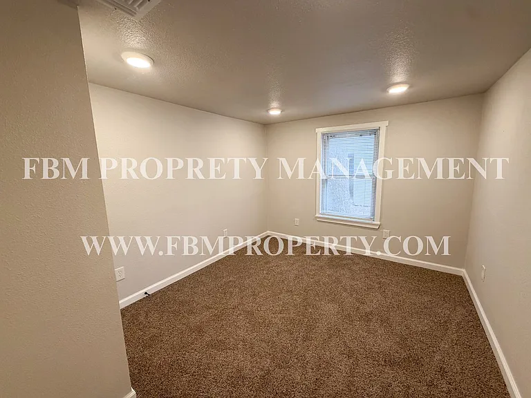 303 E Thompson St — Photo 7