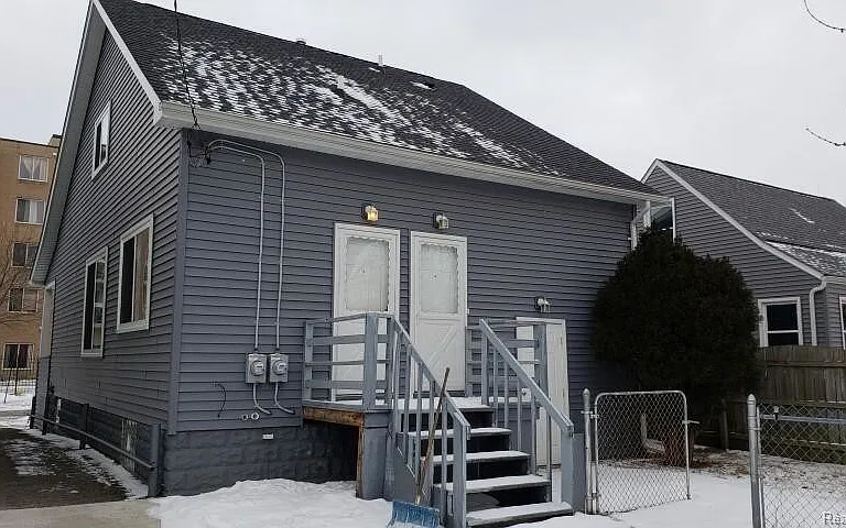 518 E Troy St #1 — Photo 2