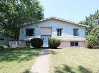 3220 Santa Maria Dr, Waterloo, IA 50702