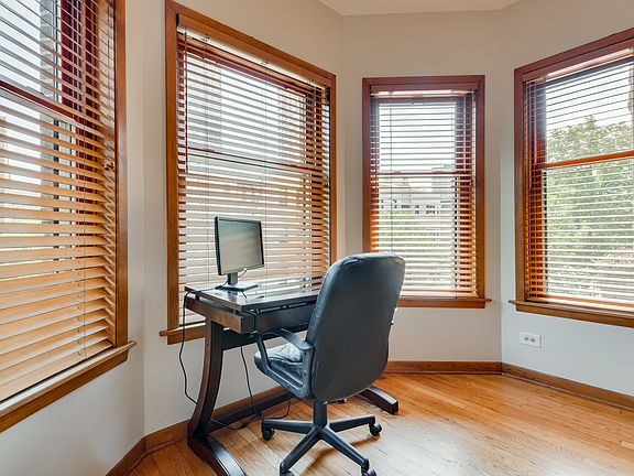 4th image of 4014 N Clarendon Ave