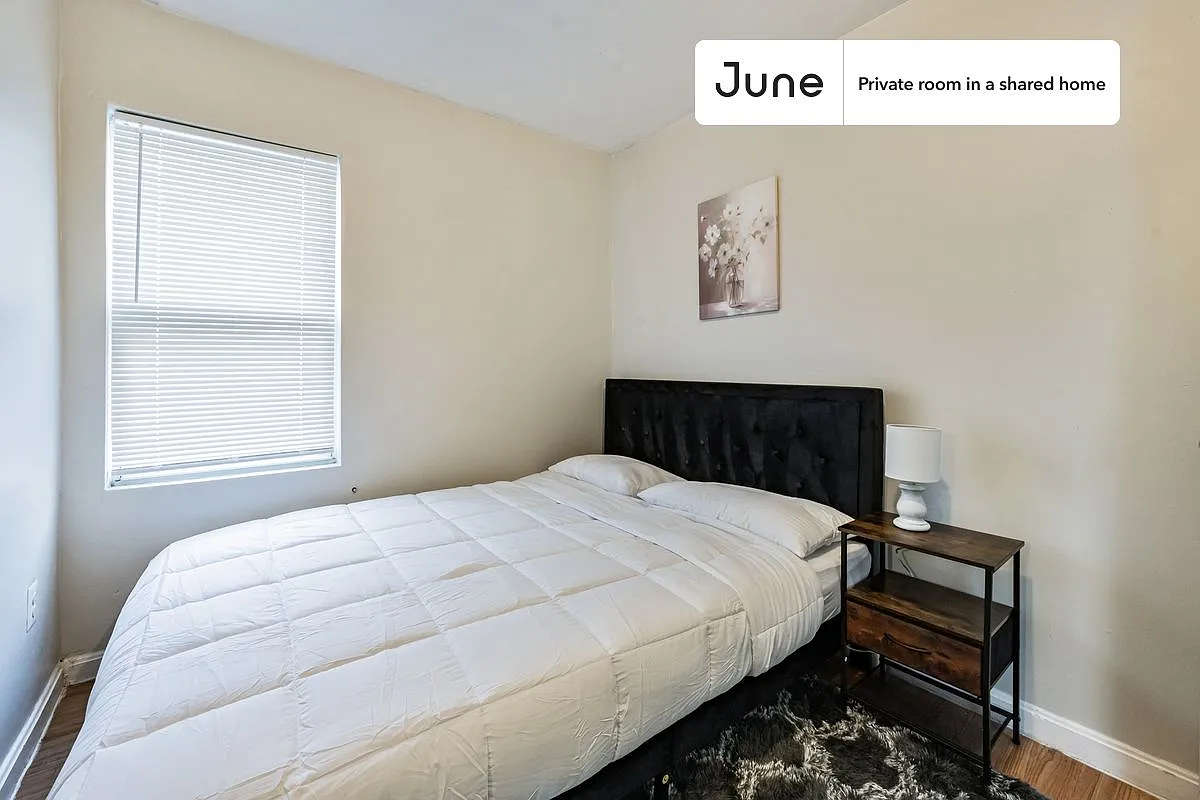 Queen bedroom in 3 bed/1 bath home in East Cambridge #1812 B — Photo 1