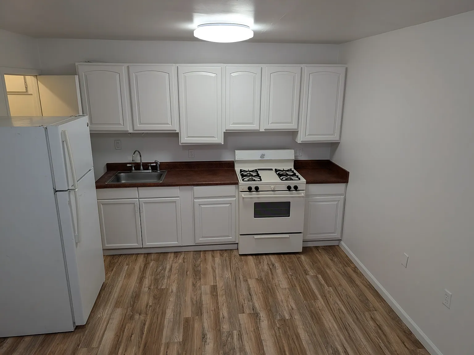 1 bed, 900 sqft, $1,100 — Photo 3