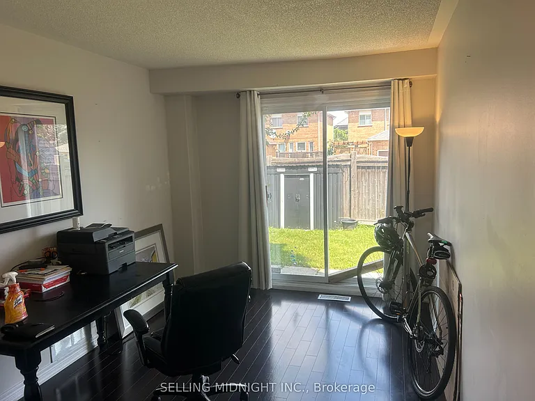 2413 Ravinebrook Cres — Photo 32