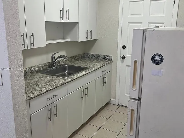 8271 Crespi Blvd #5 — Photo 6