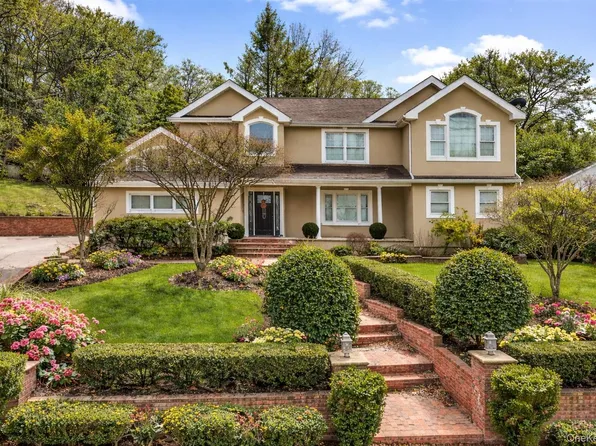 4 2nd Street, Woodbury, NY 11797