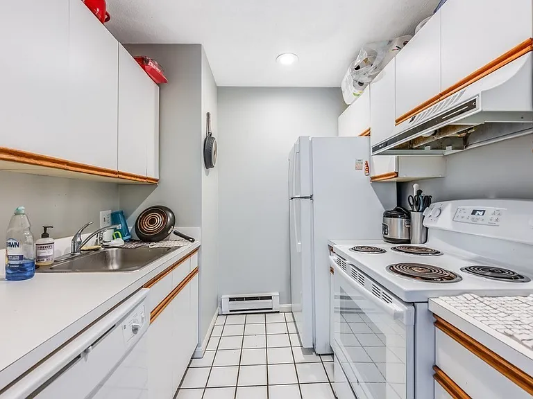 102 E Brookline St #4 — Photo 2