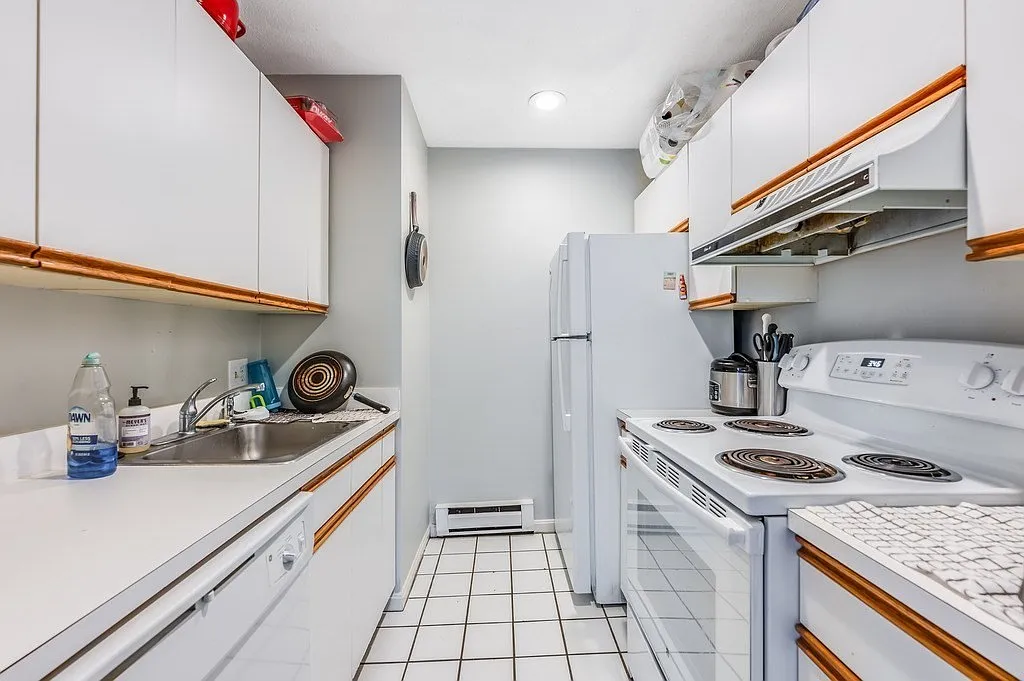 Building Photo - 102 E Brookline St #4