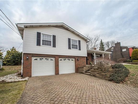 The Omni Stone driveway leads to the covered front porch.