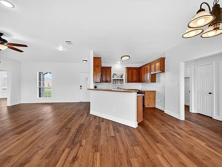 501 Harris St — Photo 3