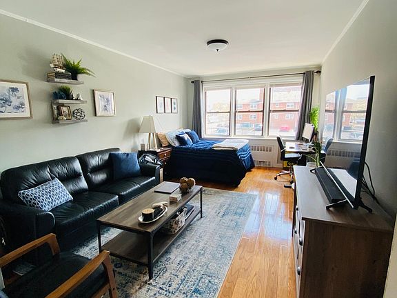 4th image of 305 E Broadway