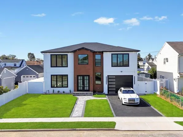 8 Table Lane, Hicksville, NY 11801