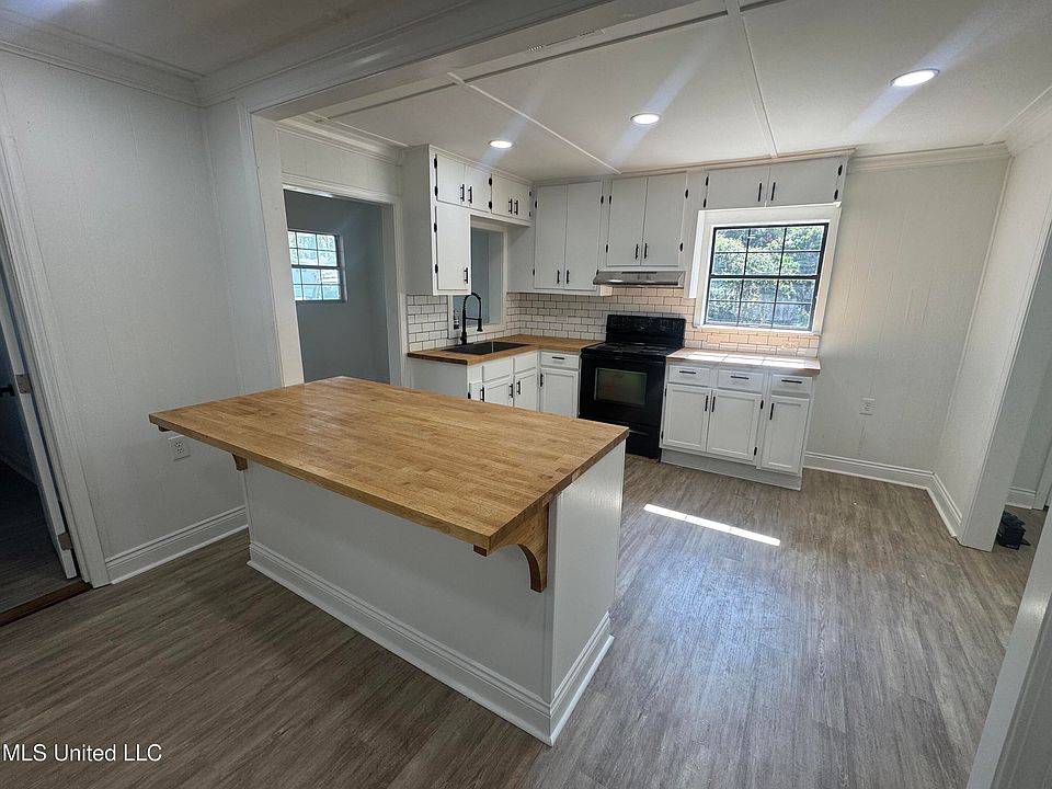 2nd image of 363 Leo Ivy Rd