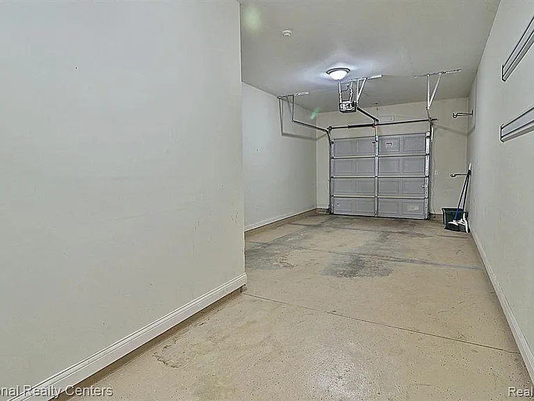 4058 Radcliff Dr — Photo 31