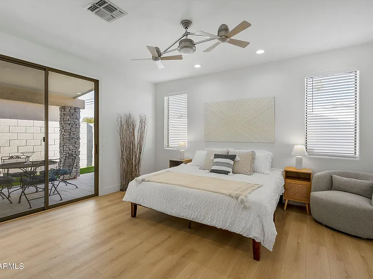 1084 E Susan Ln — Photo 13