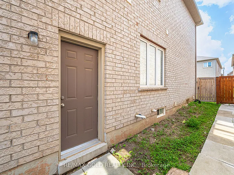 67 Yardley Cres — Photo 40