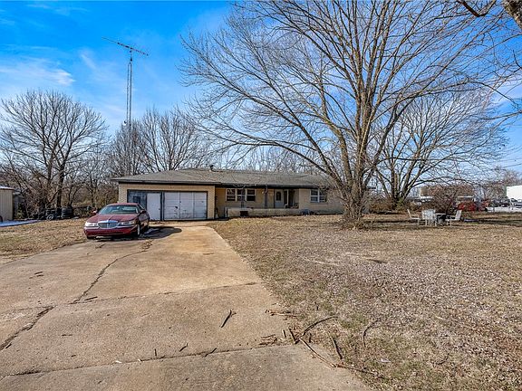 4th image of 4006 NE Hudson Rd