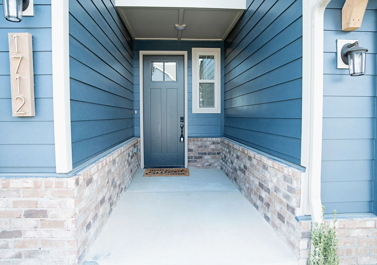 Stunning 3-bed, 2.5 Bath Townhome — Photo 3