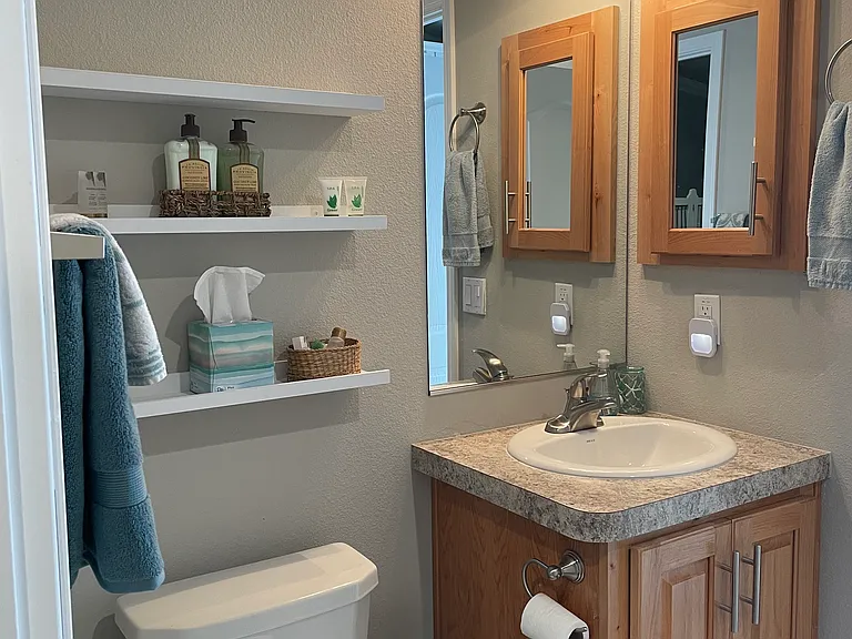 NE Shore Pl — Photo 18