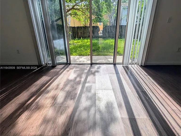 825 SW 6th Pl — Photo 35