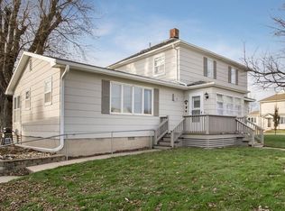 614 E 10th St, Vinton, IA