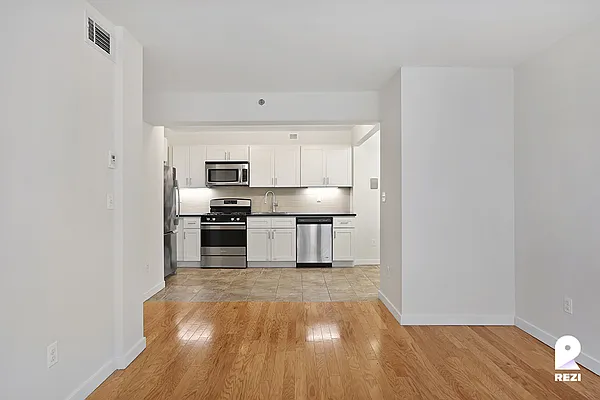 Rented by REZI | media 26