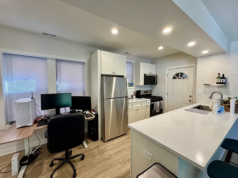 1643 W Cornelia Ave #1 — Photo 8