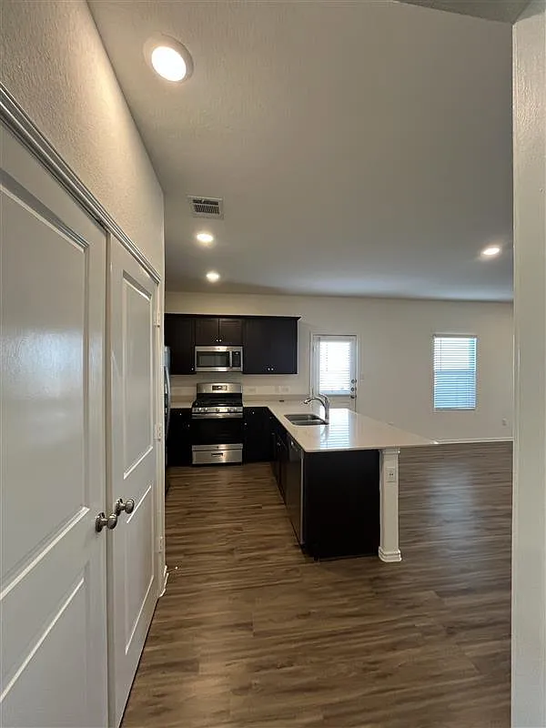 3 bed, 2.0 bath, 1266 sqft, $1,999 — Photo 4