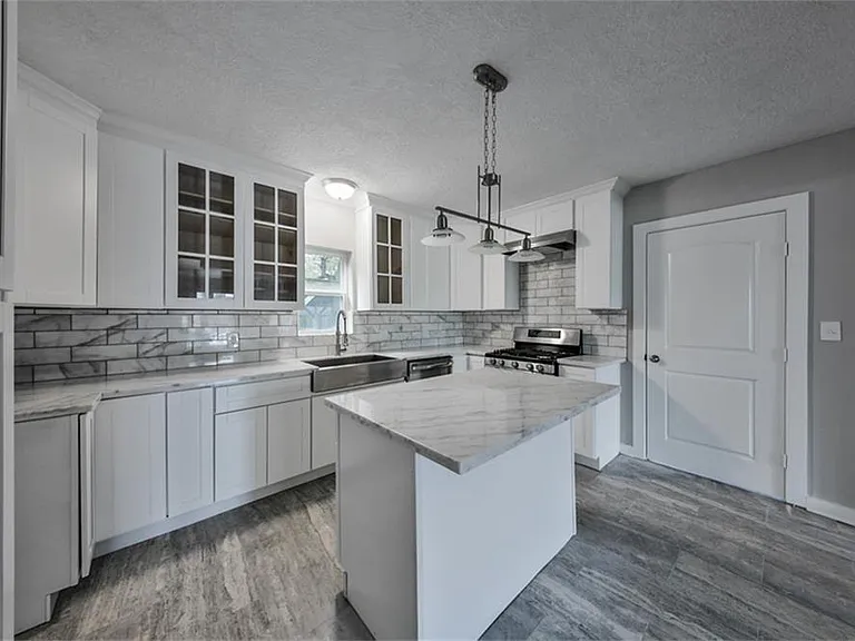 Kitchen tile and island lamp have been updated.