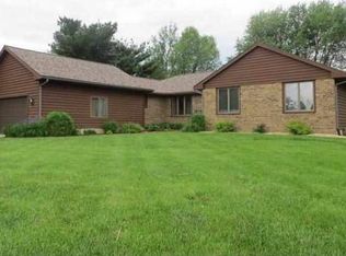 16 Pinehurst Rd, Lincoln, IL 62656