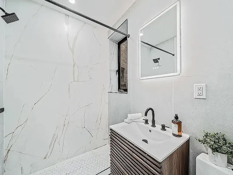 452 W 36th St #1D — Photo 5