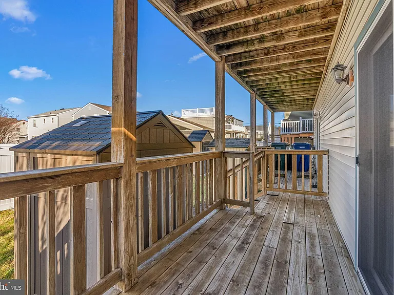 413 Beach Ave W #B — Photo 14