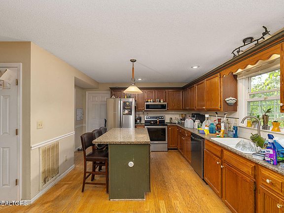 3rd image of 212 Pickens Rd