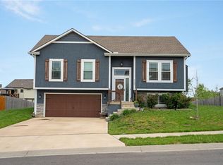 1102 SW 10th Ter, Oak Grove, MO 64075