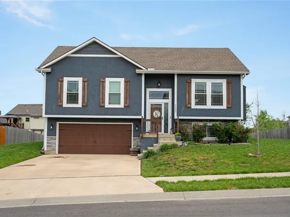 1102 SW 10th Ter, Oak Grove, MO 64075