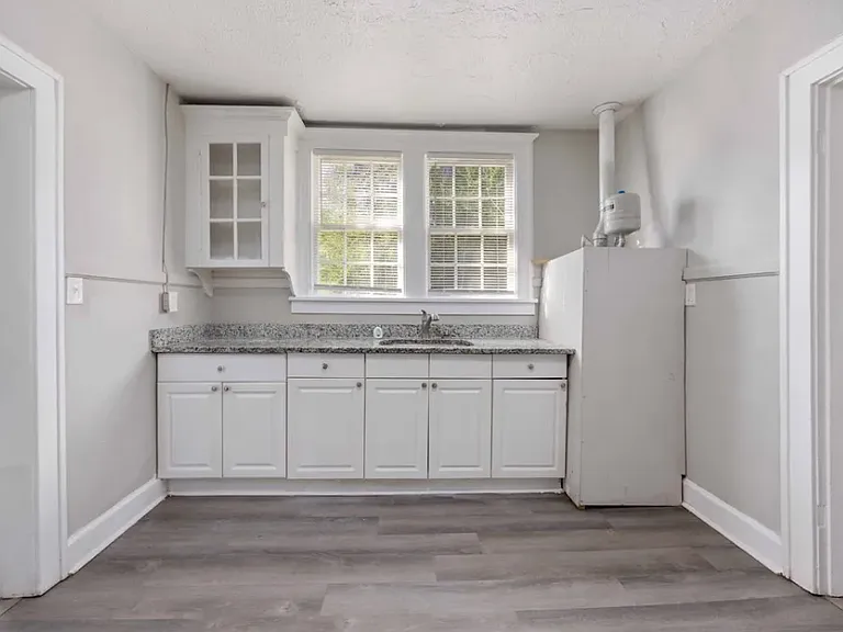 1103 Bryan Ave — Photo 2
