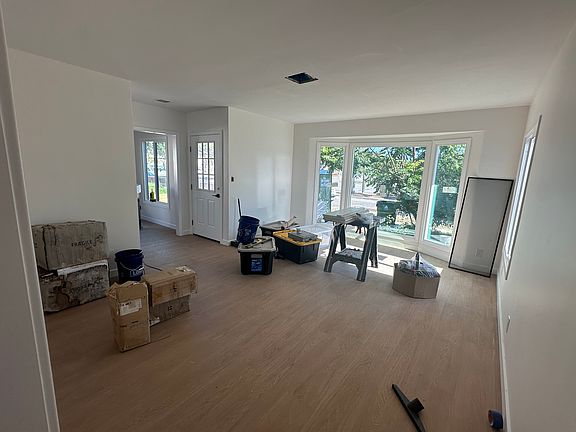 4th image of 17411 Victory Blvd
