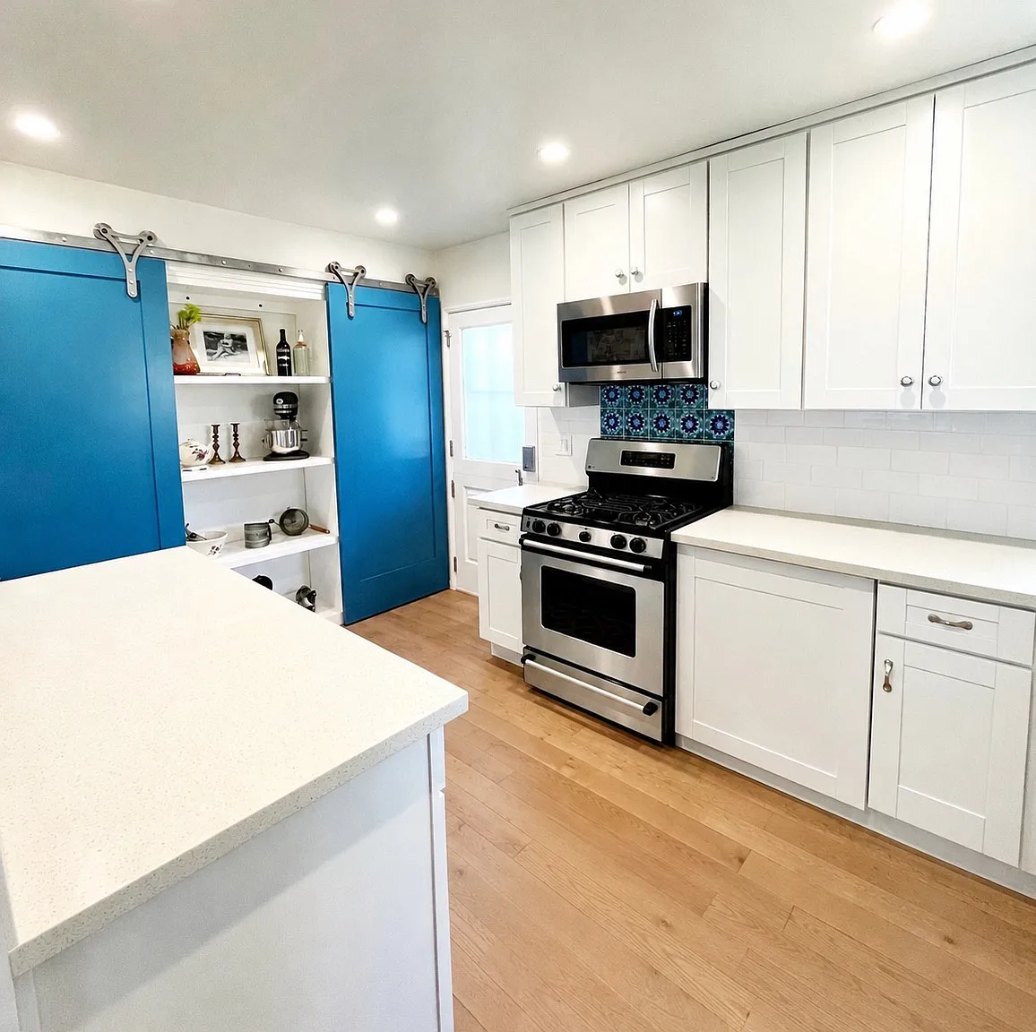 2 bed, 1000 sqft, $6,000 — Photo 3