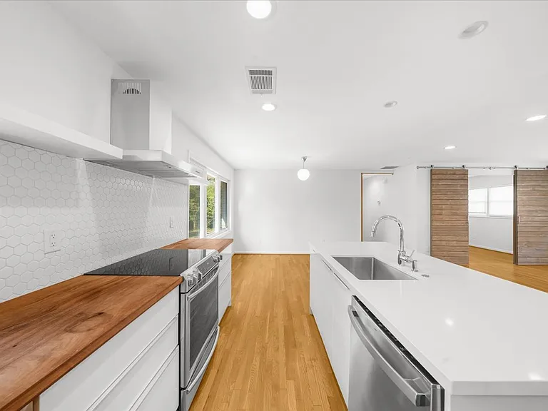 2420 Cove Cir — Photo 26