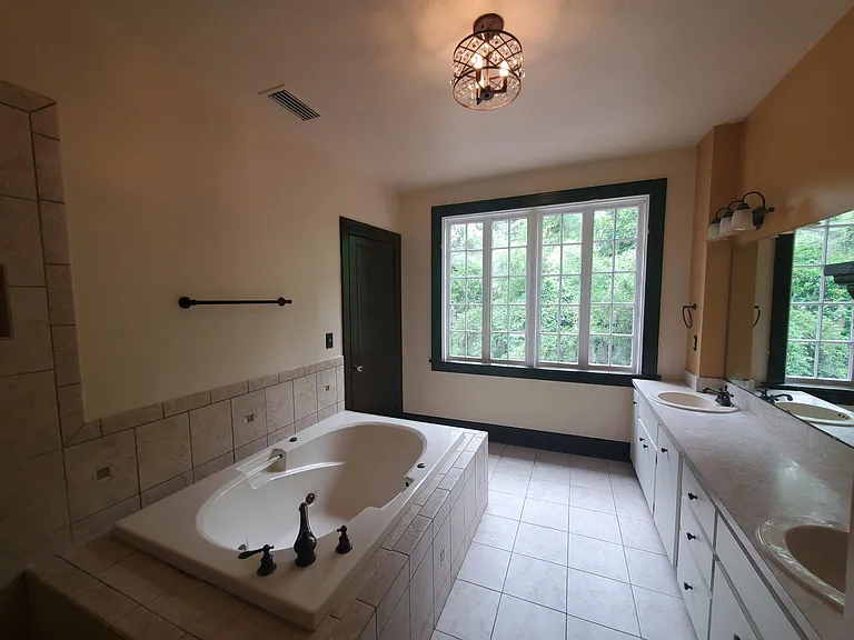 323 N Walnut St — Photo 21