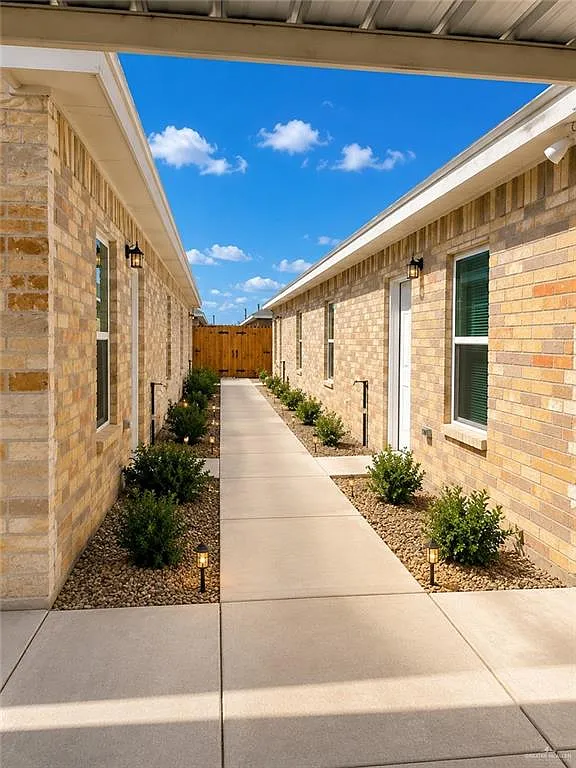 2 bed, 2.0 bath, 5850 sqft, $950 — Photo 3