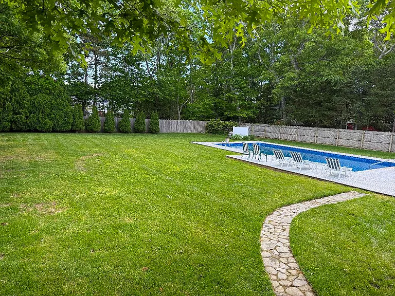 36 Matthews Dr — Photo 4