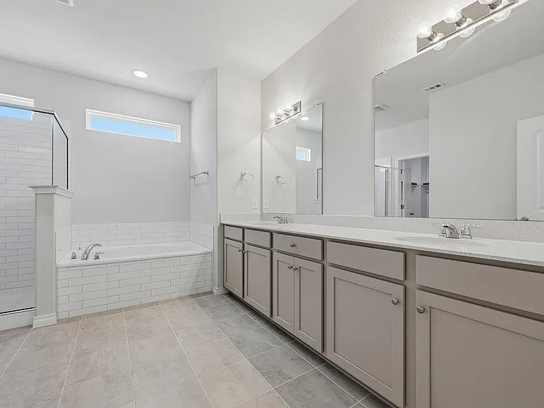 245 Leeland Dr — Photo 14