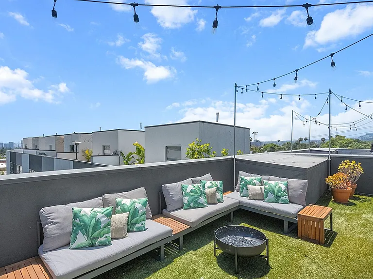 1037 N Laurel Ave #19C — Photo 72